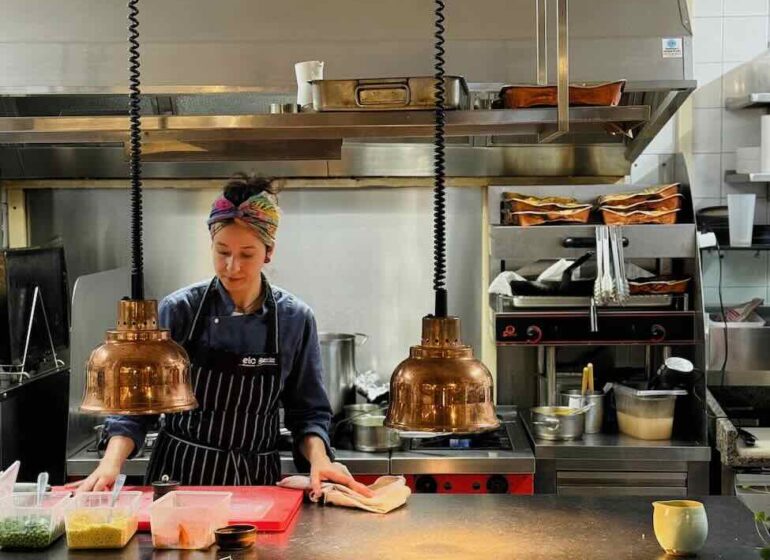 Bucado est un restaurant franco-brésilien situé dans le quartier de Catsellane à Marseille où la cheffe Daniella Barbosa (lauréate MasterChef Brésil 2020) célèbre la rencontre entre la gastronomie française, les terroirs marseillais et l’âme brésilienne.  (Cheffe Danielle Barbosa)