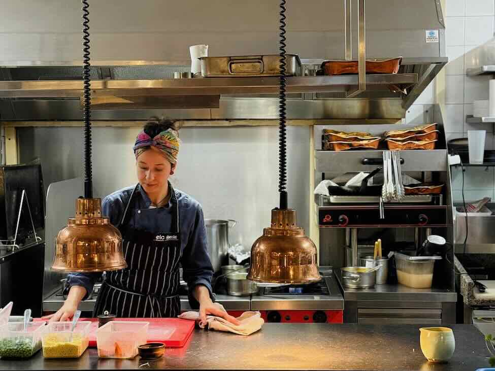 Bucado est un restaurant franco-brésilien situé dans le quartier de Catsellane à Marseille où la cheffe Daniella Barbosa (lauréate MasterChef Brésil 2020) célèbre la rencontre entre la gastronomie française, les terroirs marseillais et l’âme brésilienne.  (Cheffe Danielle Barbosa)