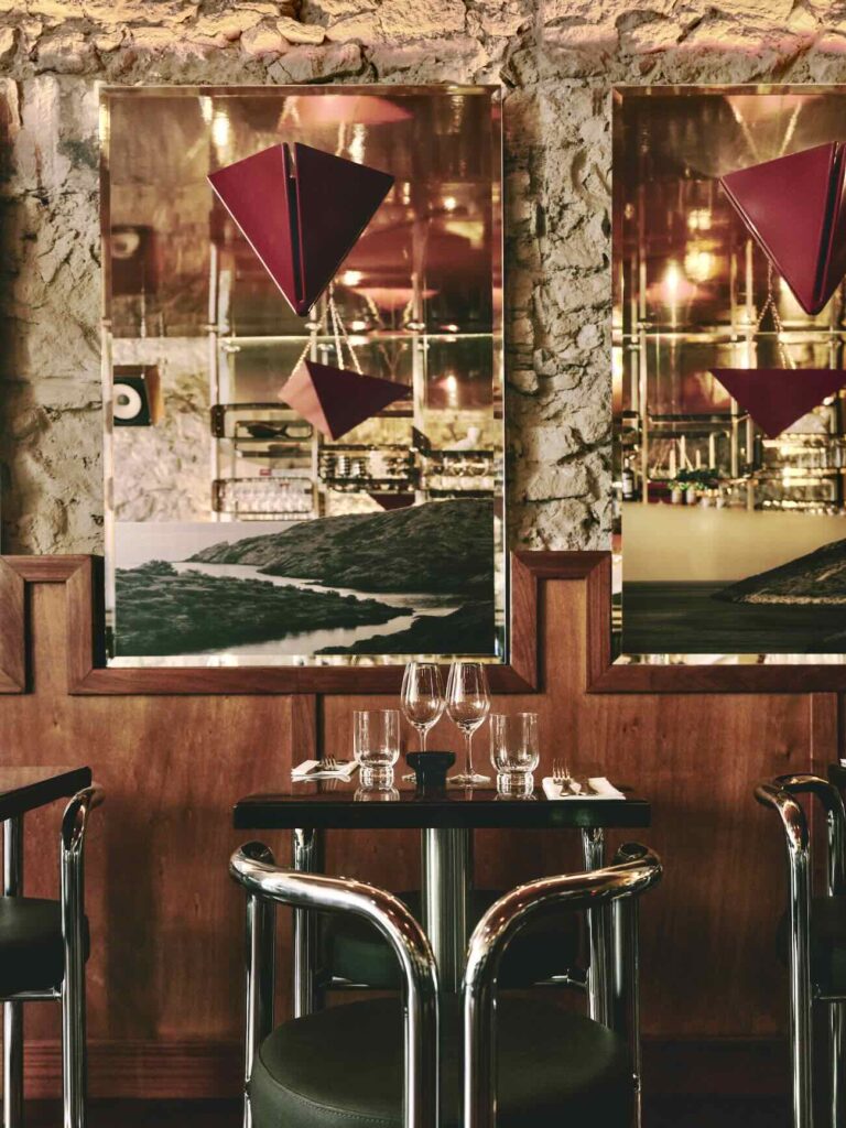 Dévo est un bar et restaurant situé à côté de la Préfecture de Marseille. Il a été aménagé et décoré par le duo de designer Axel et Melissa Chay. La Cusine est élaboré par le Chef Ferdinand Fravega (Chaises)