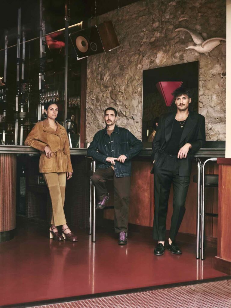 Dévo est un bar et restaurant situé à côté de la Préfecture de Marseille. Il a été aménagé et décoré par le duo de designer Axel et Melissa Chay. La Cusine est élaboré par le Chef Ferdinand Fravega (trio)