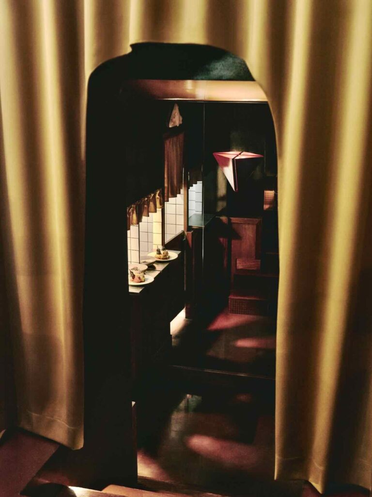 Dévo est un bar et restaurant situé à côté de la Préfecture de Marseille. Il a été aménagé et décoré par le duo de designer Axel et Melissa Chay. La Cusine est élaboré par le Chef Ferdinand Fravega (Cave à vins)