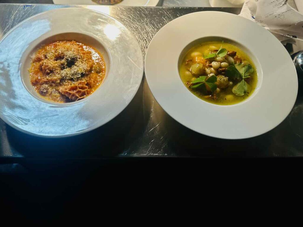 Dévo est un bar et restaurant situé à côté de la Préfecture de Marseille. Il a été aménagé et décoré par le duo de designer Axel et Melissa Chay. La Cusine est élaboré par le Chef Ferdinand Fravega (soupe au pistou)