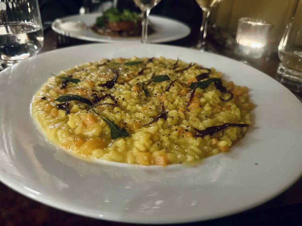 Dévo est un bar et restaurant situé à côté de la Préfecture de Marseille. Il a été aménagé et décoré par le duo de designer Axel et Melissa Chay. La Cusine est élaboré par le Chef Ferdinand Fravega (risotto).