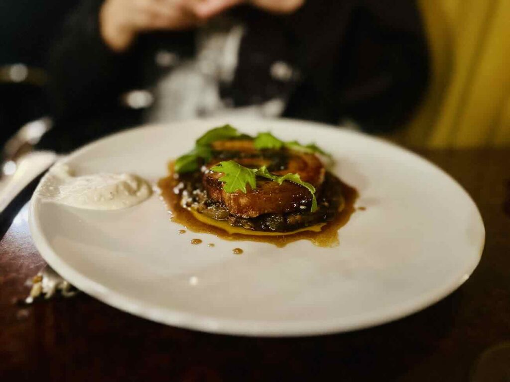 Dévo est un bar et restaurant situé à côté de la Préfecture de Marseille. Il a été aménagé et décoré par le duo de designer Axel et Melissa Chay. La Cusine est élaboré par le Chef Ferdinand Fravega (Echine de porc)