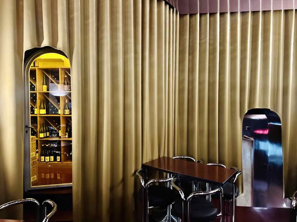 Dévo est un bar et restaurant situé à côté de la Préfecture de Marseille. Il a été aménagé et décoré par le duo de designer Axel et Melissa Chay. La Cusine est élaboré par le Chef Ferdinand Fravega (tentures)