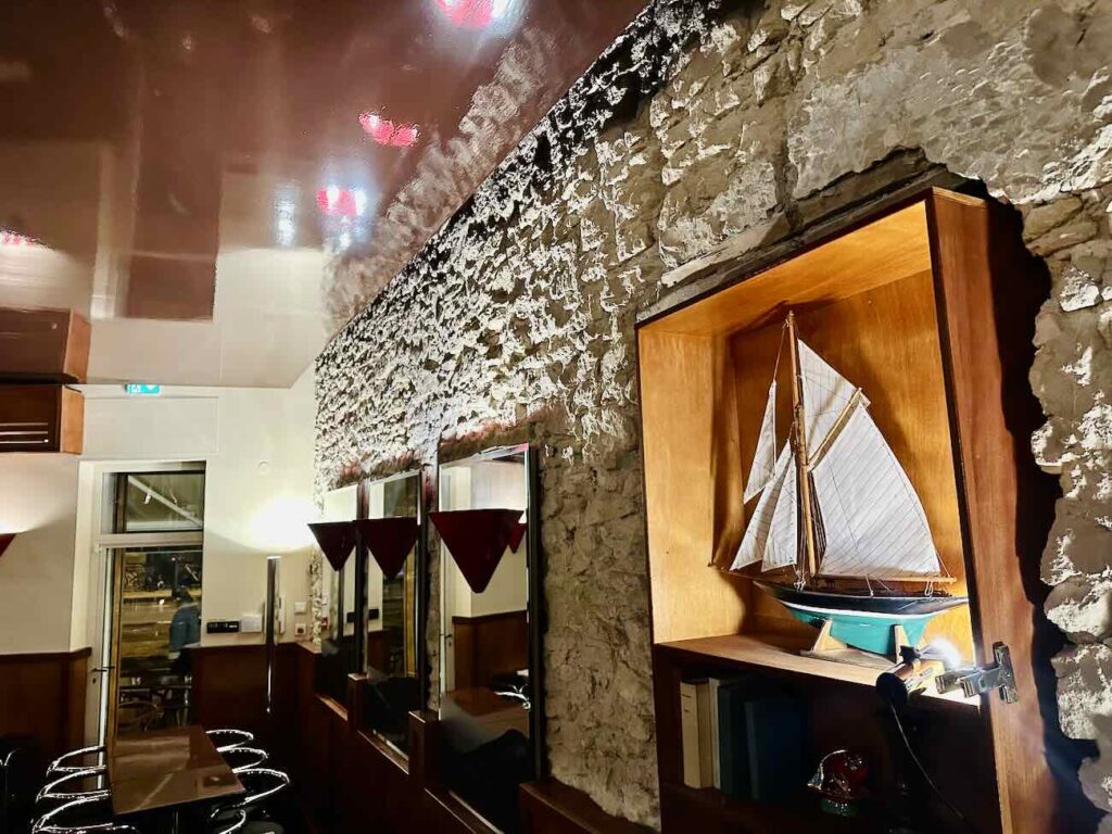 Dévo est un bar et restaurant situé à côté de la Préfecture de Marseille. Il a été aménagé et décoré par le duo de designer Axel et Melissa Chay. La Cusine est élaboré par le Chef Ferdinand Fravega (maquette)