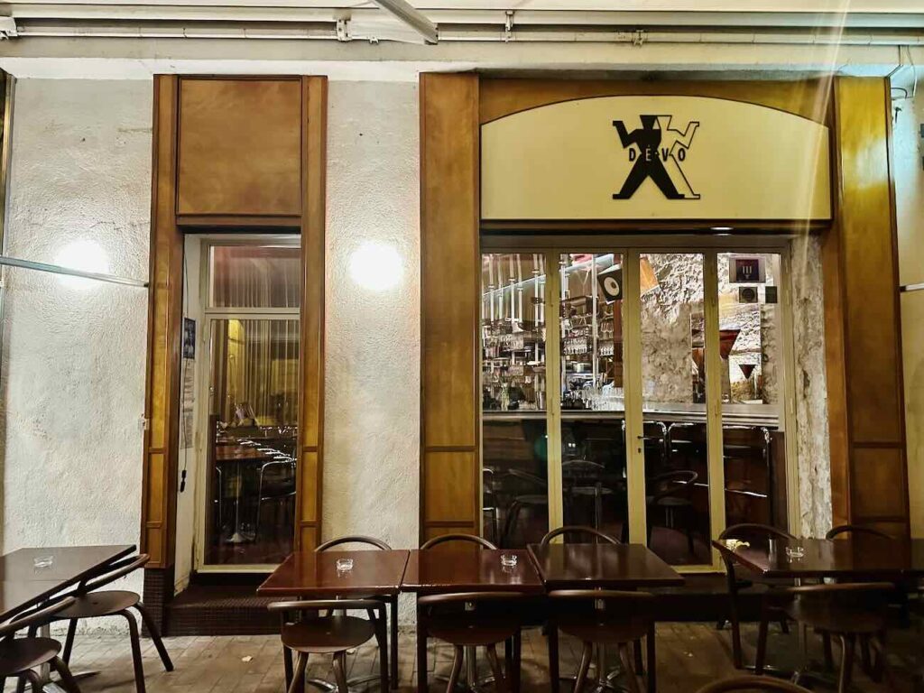 Dévo est un bar et restaurant situé à côté de la Préfecture de Marseille. Il a été aménagé et décoré par le duo de designer Axel et Melissa Chay. La Cusine est élaboré par le Chef Ferdinand Fravega (devanture)