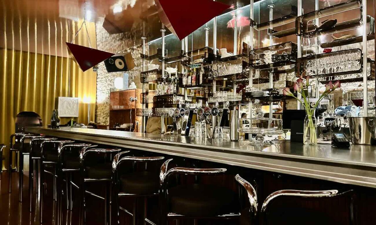 Dévo est un bar et restaurant situé à côté de la Préfecture de Marseille. Il a été aménagé et décoré par le duo de designer Axel et Melissa Chay. La Cusine est élaboré par le Chef Ferdinand Fravega (comptoir)