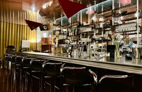 Dévo est un bar et restaurant situé à côté de la Préfecture de Marseille. Il a été aménagé et décoré par le duo de designer Axel et Melissa Chay. La Cusine est élaboré par le Chef Ferdinand Fravega (comptoir)