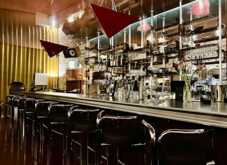 Dévo est un bar et restaurant situé à côté de la Préfecture de Marseille. Il a été aménagé et décoré par le duo de designer Axel et Melissa Chay. La Cusine est élaboré par le Chef Ferdinand Fravega (comptoir)