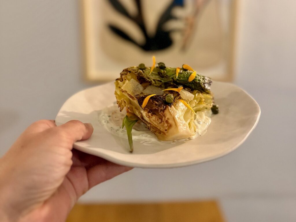 Au cœur du boulevard Baille à Marseille, Fava, la table créative de Dorian Bérard propose une cuisine libre, parfois végétale, des vins vivants et une ambiance chaleureuse de quartier. (végétal)