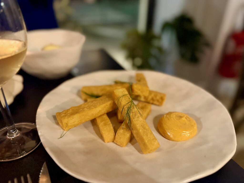 Au cœur du boulevard Baille à Marseille, Fava, la table créative de Dorian Bérard propose une cuisine libre, parfois végétale, des vins vivants et une ambiance chaleureuse de quartier. (panses)