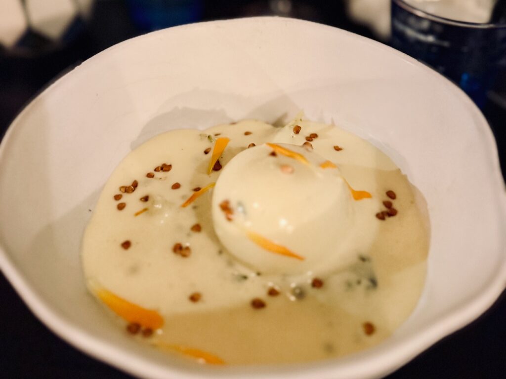 Au cœur du boulevard Baille à Marseille, Fava, la table créative de Dorian Bérard propose une cuisine libre, parfois végétale, des vins vivants et une ambiance chaleureuse de quartier. (oeuf)