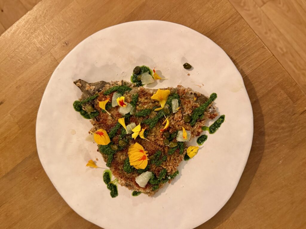 Au cœur du boulevard Baille à Marseille, Fava, la table créative de Dorian Bérard propose une cuisine libre, parfois végétale, des vins vivants et une ambiance chaleureuse de quartier. (aubergine)