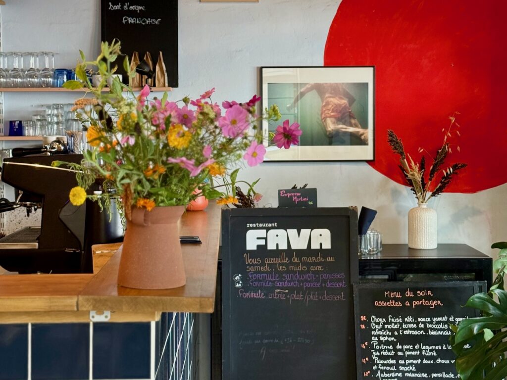 Au cœur du boulevard Baille à Marseille, Fava, la table créative de Dorian Bérard propose une cuisine libre, parfois végétale, des vins vivants et une ambiance chaleureuse de quartier. (ardoise)