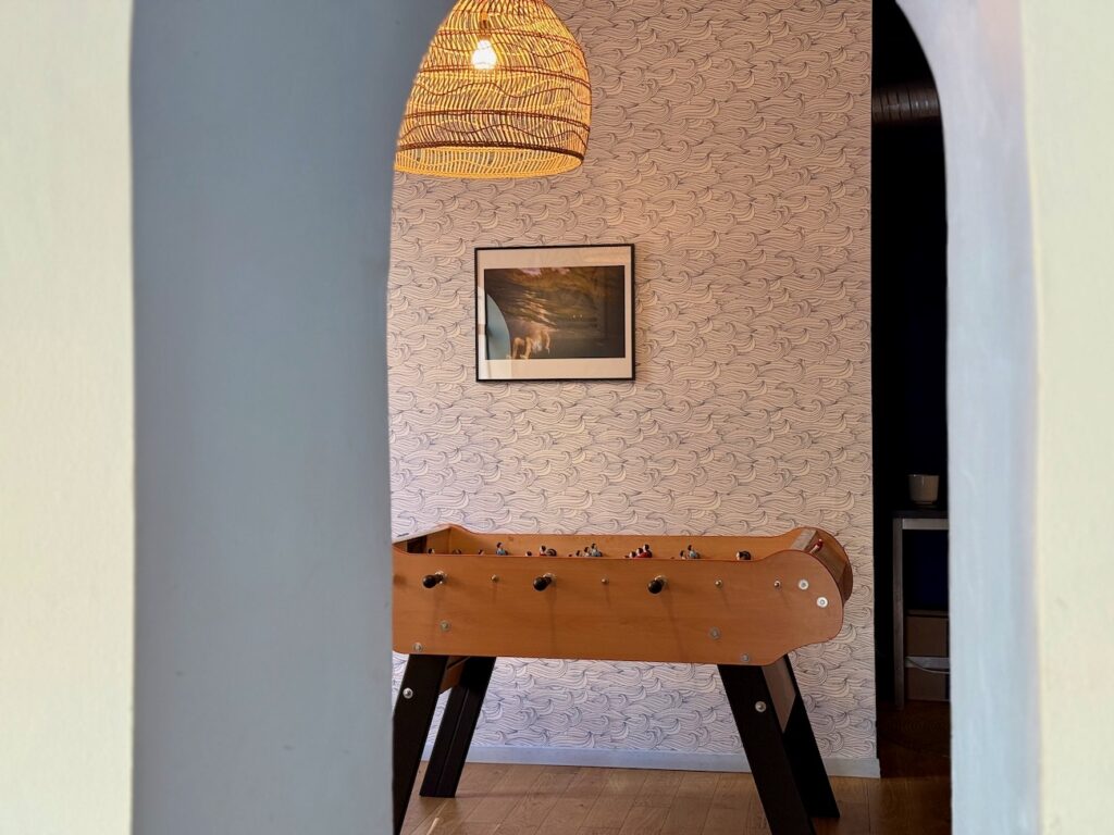 Au cœur du boulevard Baille à Marseille, Fava, la table créative de Dorian Bérard propose une cuisine libre, parfois végétale, des vins vivants et une ambiance chaleureuse de quartier. (baby foot)