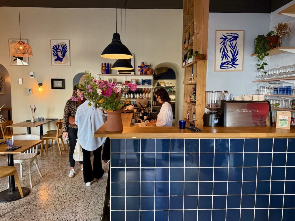 Au cœur du boulevard Baille à Marseille, Fava,  la table créative de Dorian Bérard propose une cuisine libre, parfois végétale, des vins vivants et une ambiance chaleureuse de quartier.