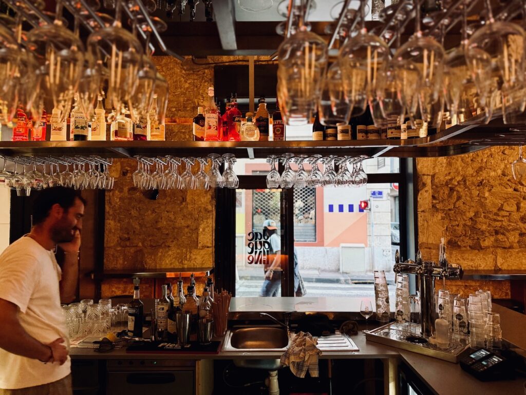 Jacqueline est une cave à manger située dans le quartier des antiquaires à Marseille. L’adresse propose un menu unique au déjeuner, une large sélection de quilles et des assiettes à partager au dîner. (salle)