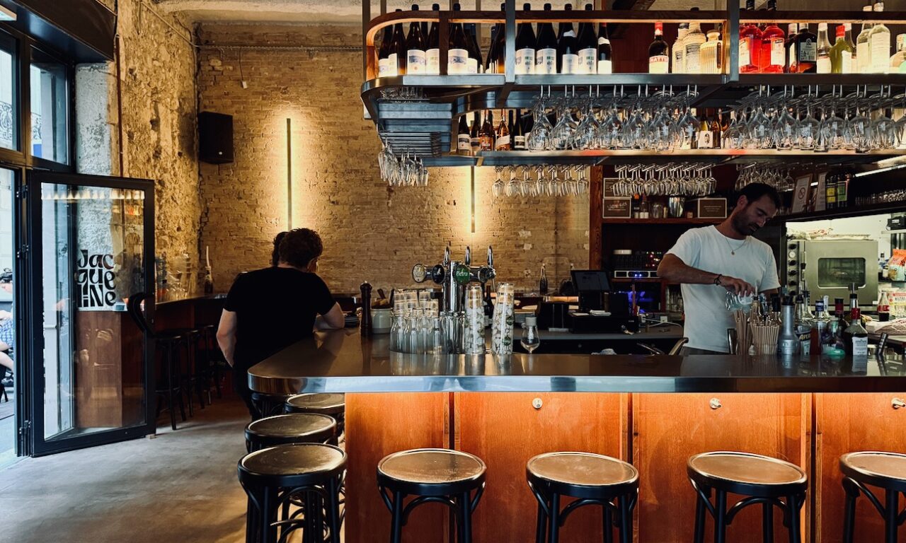 Jacqueline est une cave à manger située dans le quartier des antiquaires à Marseille. L’adresse propose un menu unique au déjeuner, une large sélection de quilles et des assiettes à partager au dîner. (bar)