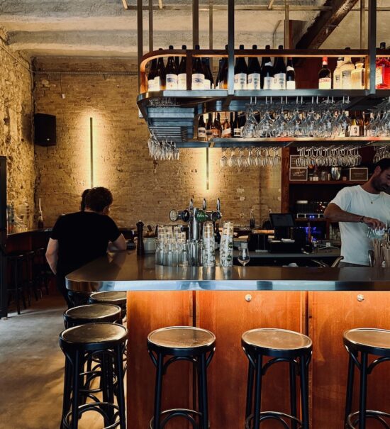 Jacqueline est une cave à manger située dans le quartier des antiquaires à Marseille. L’adresse propose un menu unique au déjeuner, une large sélection de quilles et des assiettes à partager au dîner. (bar)