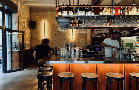 Jacqueline est une cave à manger située dans le quartier des antiquaires à Marseille. L’adresse propose un menu unique au déjeuner, une large sélection de quilles et des assiettes à partager au dîner. (bar)