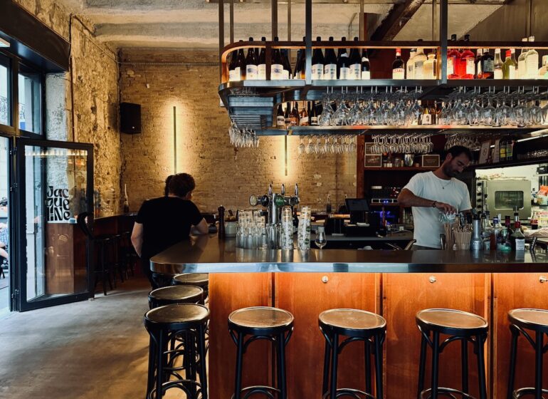 Jacqueline est une cave à manger située dans le quartier des antiquaires à Marseille. L’adresse propose un menu unique au déjeuner, une large sélection de quilles et des assiettes à partager au dîner. (bar)