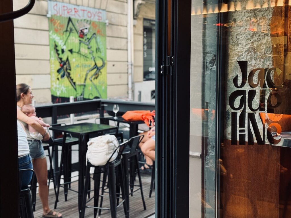 Jacqueline est une cave à manger située dans le quartier des antiquaires à Marseille. L’adresse propose un menu unique au déjeuner, une large sélection de quilles et des assiettes à partager au dîner. (verre)