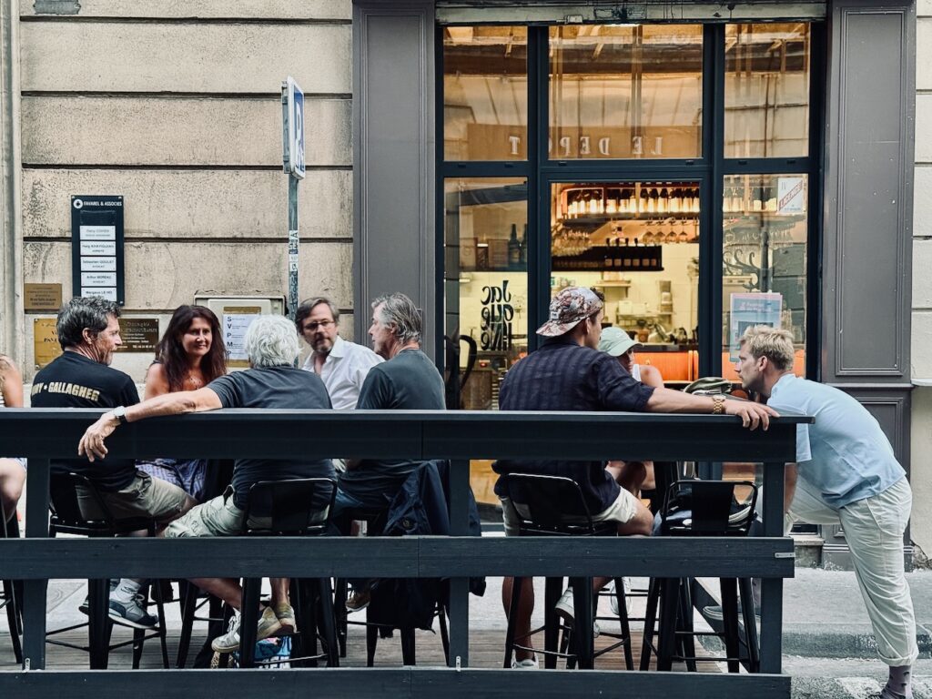 Jacqueline est une cave à manger située dans le quartier des antiquaires à Marseille. L’adresse propose un menu unique au déjeuner, une large sélection de quilles et des assiettes à partager au dîner. (terrasse)