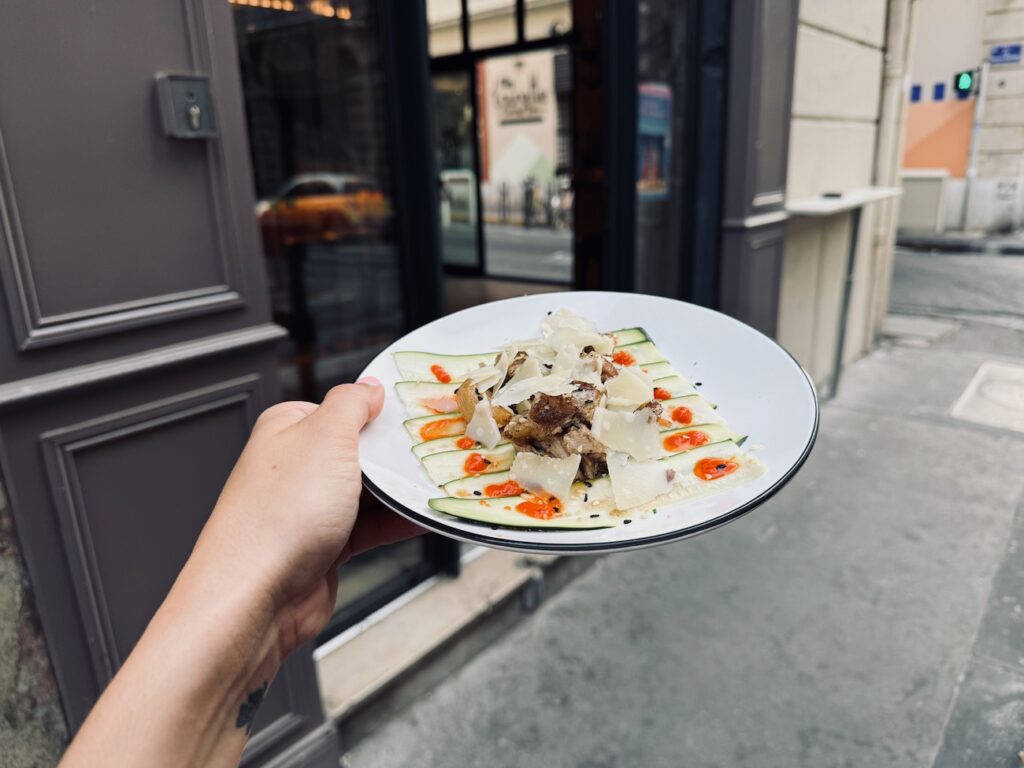 Jacqueline est une cave à manger située dans le quartier des antiquaires à Marseille. L’adresse propose un menu unique au déjeuner, une large sélection de quilles et des assiettes à partager au dîner. (carpaccio)