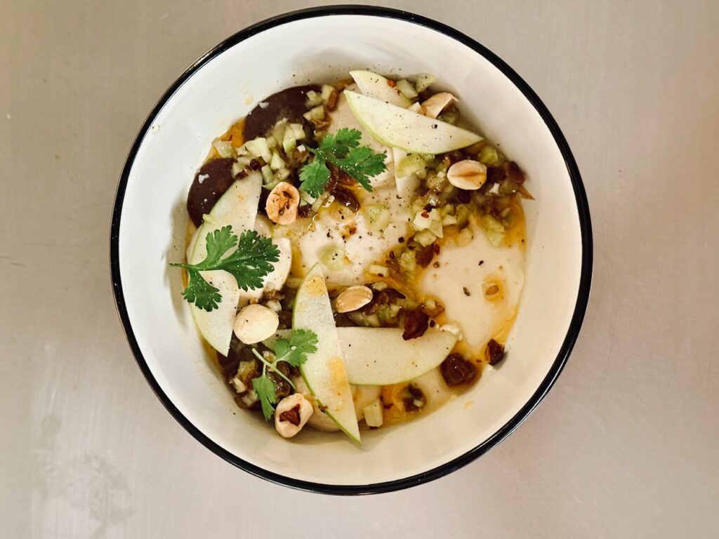 Jacqueline est une cave à manger située dans le quartier des antiquaires à Marseille. L’adresse propose un menu unique au déjeuner, une large sélection de quilles et des assiettes à partager au dîner. (flan)