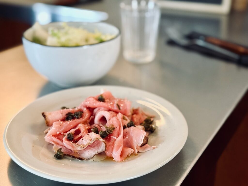 Jacqueline est une cave à manger située dans le quartier des antiquaires à Marseille. L’adresse propose un menu unique au déjeuner, une large sélection de quilles et des assiettes à partager au dîner. (Vitello)