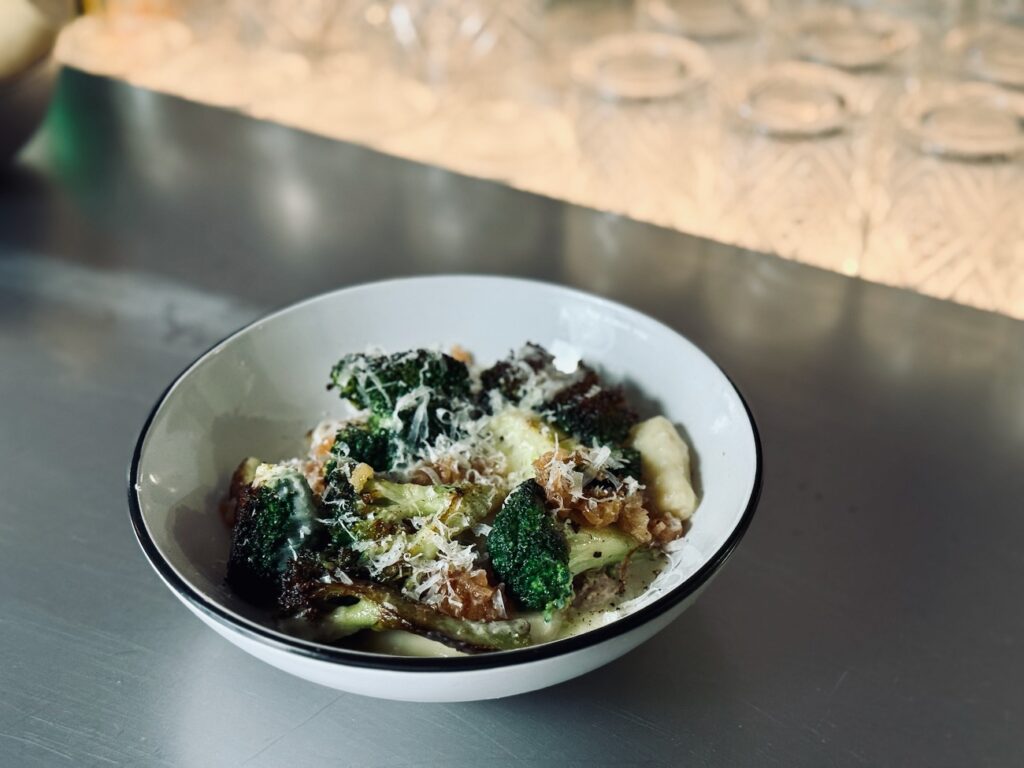 Jacqueline est une cave à manger située dans le quartier des antiquaires à Marseille. L’adresse propose un menu unique au déjeuner, une large sélection de quilles et des assiettes à partager au dîner. (gnocchis)