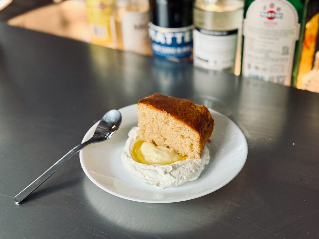 Jacqueline est une cave à manger située dans le quartier des antiquaires à Marseille. L’adresse propose un menu unique au déjeuner, une large sélection de quilles et des assiettes à partager au dîner. (gâteau)