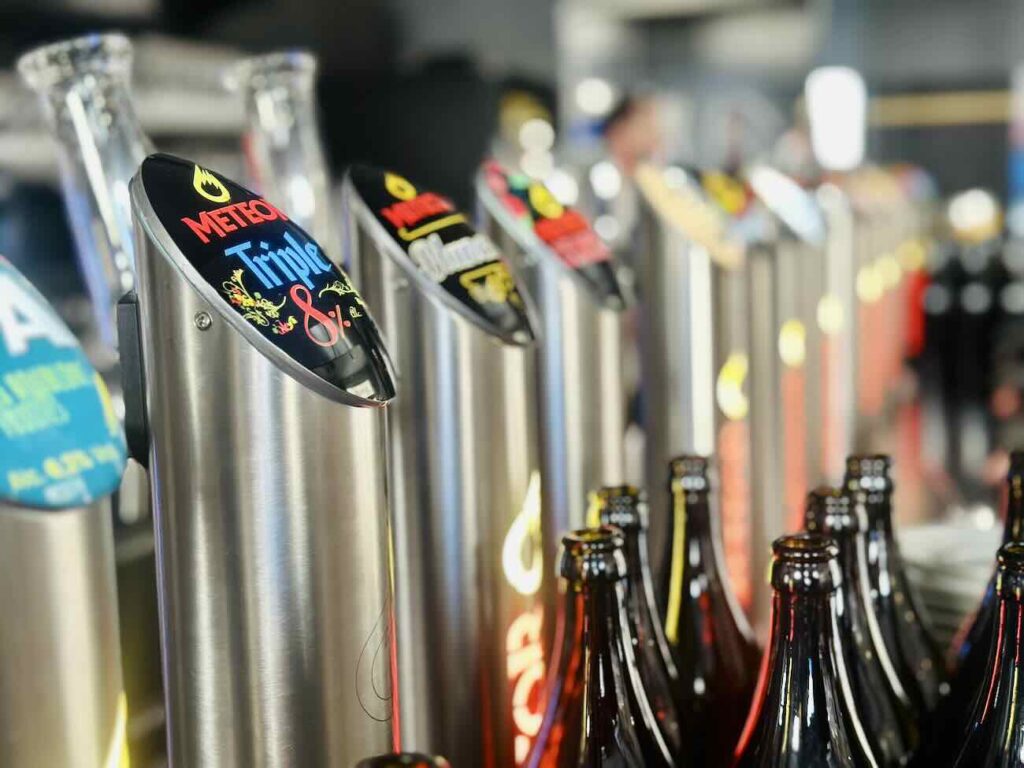 Dans les anciens locaux du quotidien La Marseillaise sur le Cours Estienne d'orves à Marseille, le Météor est un brasserie de 700 m² composé de salles à manger, terrasses et bar monumental une carte qui marie traditions alsaciennes et inspirations provençales, autour de 16 tireuses à bière (becs pression)