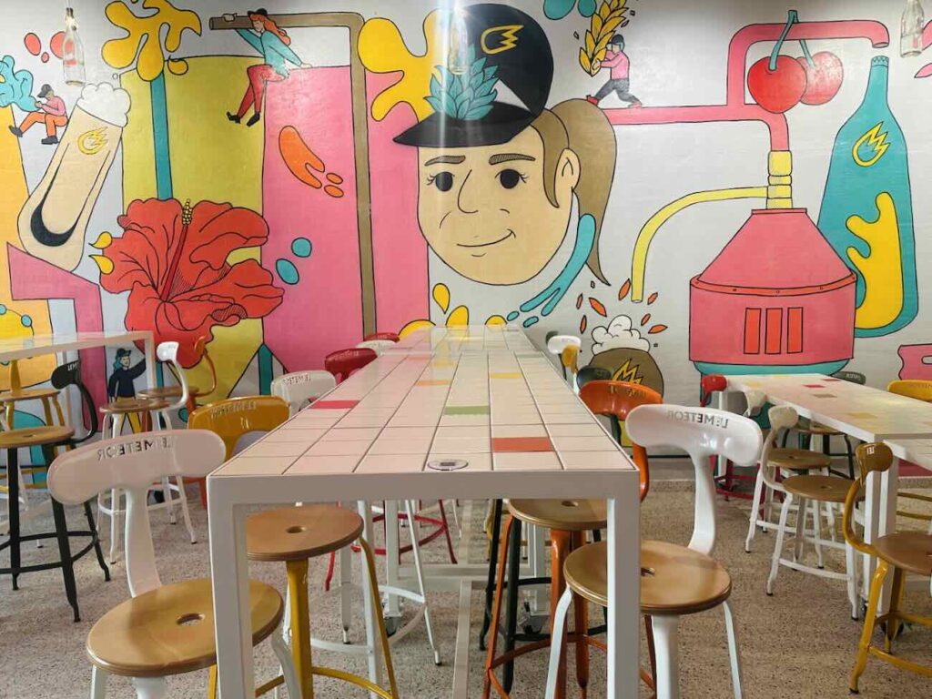 Dans les anciens locaux du quotidien La Marseillaise sur le Cours Estienne d'orves à Marseille, le Météor est un brasserie de 700 m² composé de salles à manger, terrasses et bar monumental une carte qui marie traditions alsaciennes et inspirations provençales, autour de 16 tireuses à bière (salles)