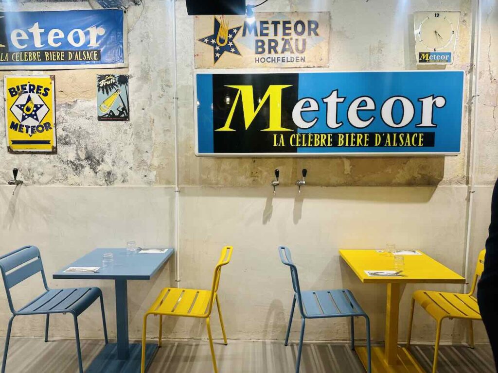 Dans les anciens locaux du quotidien La Marseillaise sur le Cours Estienne d'orves à Marseille, le Météor est un brasserie de 700 m² composé de salles à manger, terrasses et bar monumental une carte qui marie traditions alsaciennes et inspirations provençales, autour de 16 tireuses à bière (deco vintage)