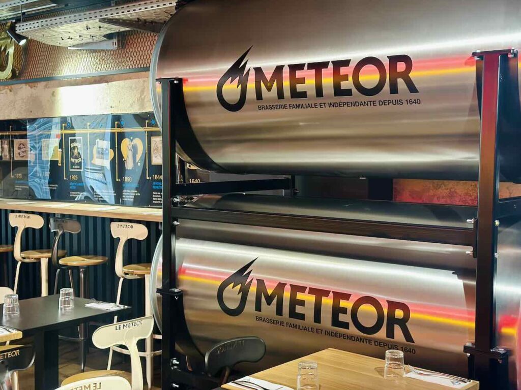 Dans les anciens locaux du quotidien La Marseillaise sur le Cours Estienne d'orves à Marseille, le Météor est un brasserie de 700 m² composé de salles à manger, terrasses et bar monumental une carte qui marie traditions alsaciennes et inspirations provençales, autour de 16 tireuses à bière (cuves)