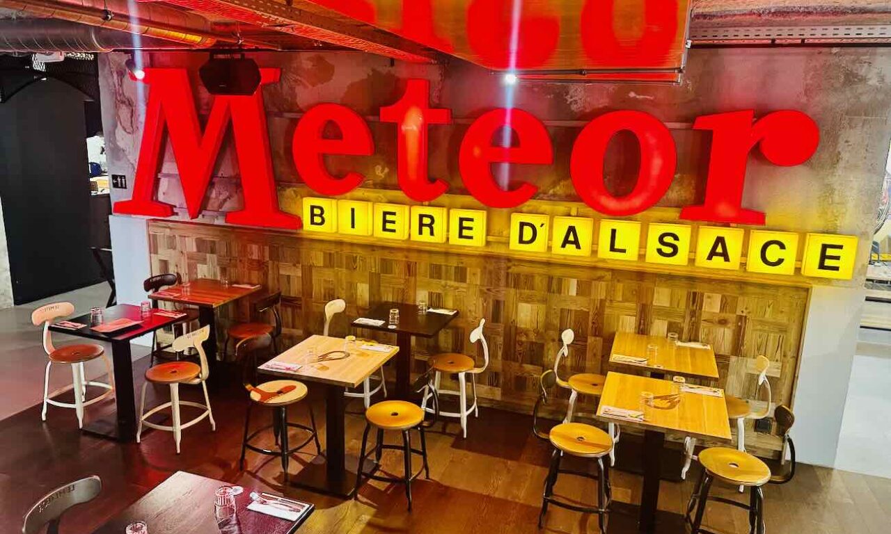Dans les anciens locaux du quotidien La Marseillaise sur le Cours Estienne d'orves à Marseille, le Météor est un brasserie de 700 m² composé de salles à manger, terrasses et bar monumental une carte qui marie traditions alsaciennes et inspirations provençales, autour de 16 tireuses à bière (néons)