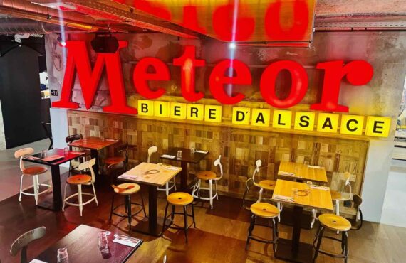 Dans les anciens locaux du quotidien La Marseillaise sur le Cours Estienne d'orves à Marseille, le Météor est un brasserie de 700 m² composé de salles à manger, terrasses et bar monumental une carte qui marie traditions alsaciennes et inspirations provençales, autour de 16 tireuses à bière (néons)