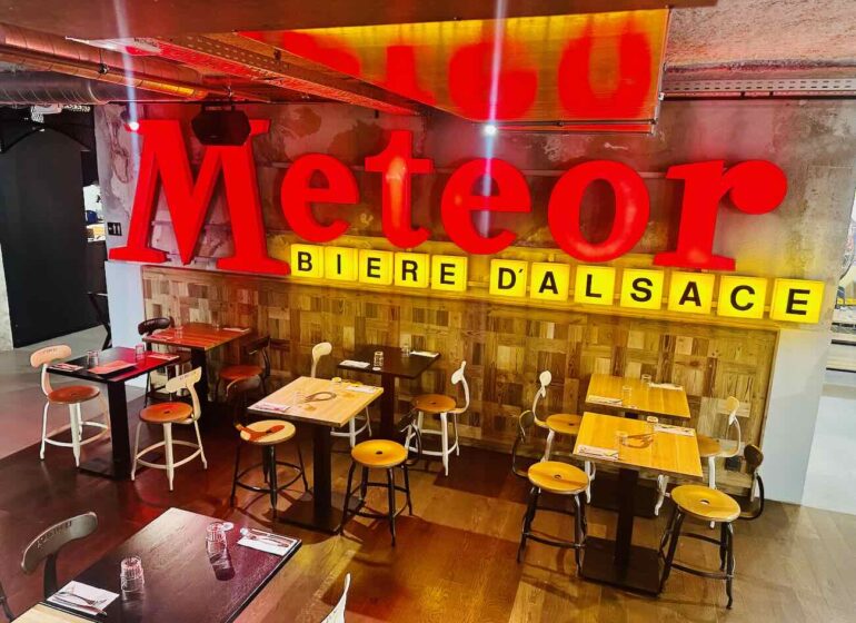 Dans les anciens locaux du quotidien La Marseillaise sur le Cours Estienne d'orves à Marseille, le Météor est un brasserie de 700 m² composé de salles à manger, terrasses et bar monumental une carte qui marie traditions alsaciennes et inspirations provençales, autour de 16 tireuses à bière (néons)