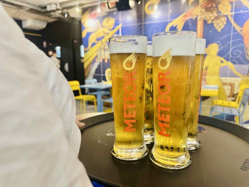 Dans les anciens locaux du quotidien La Marseillaise sur le Cours Estienne d'orves à Marseille, le Météor est un brasserie de 700 m² composé de salles à manger, terrasses et bar monumental une carte qui marie traditions alsaciennes et inspirations provençales, autour de 16 tireuses à bière (plateau préssions)