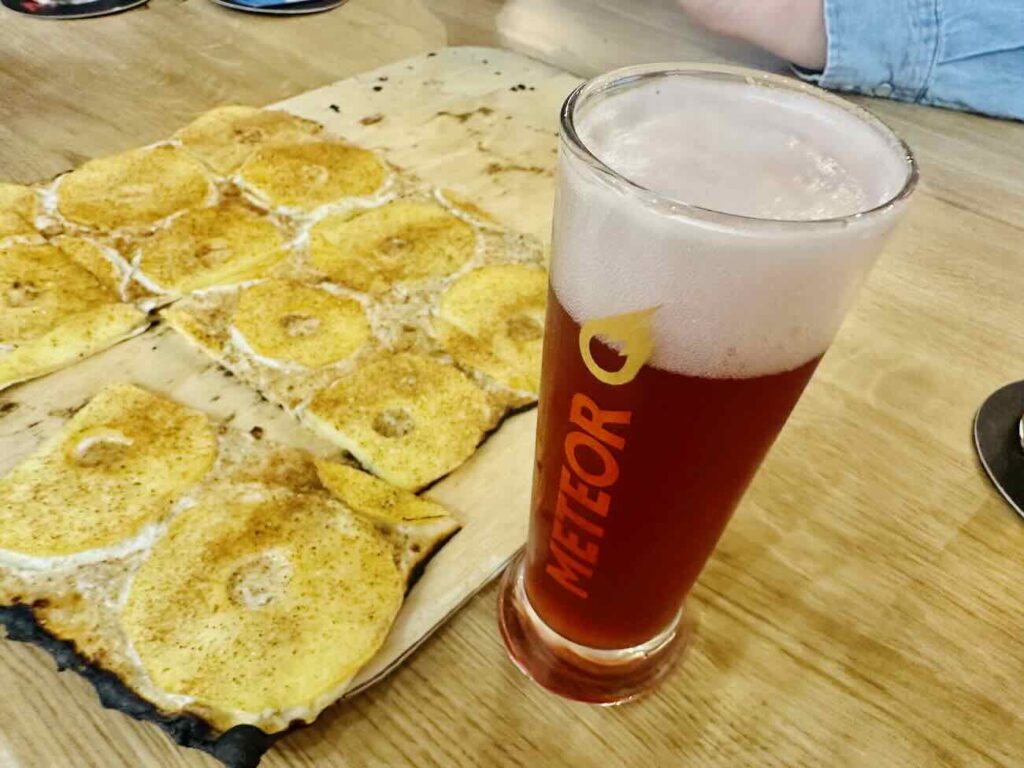 Dans les anciens locaux du quotidien La Marseillaise sur le Cours Estienne d'orves à Marseille, le Météor est un brasserie de 700 m² composé de salles à manger, terrasses et bar monumental une carte qui marie traditions alsaciennes et inspirations provençales, autour de 16 tireuses à bière (tarte flambée pomme canelle)