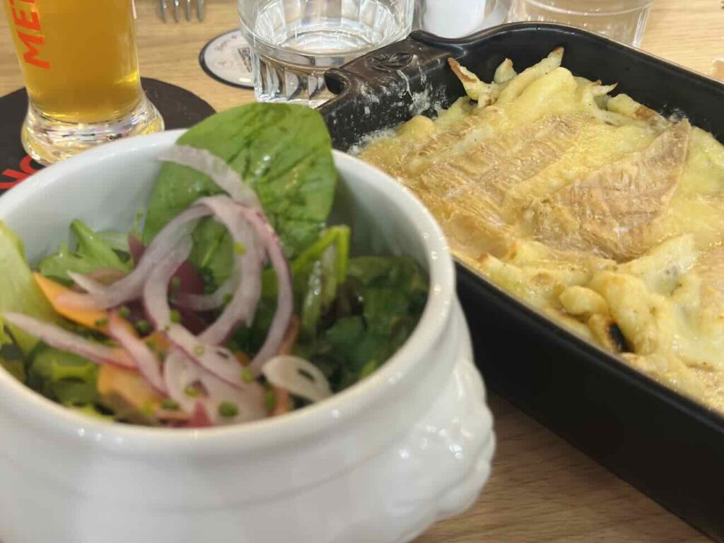 Dans les anciens locaux du quotidien La Marseillaise sur le Cours Estienne d'orves à Marseille, le Météor est un brasserie de 700 m² composé de salles à manger, terrasses et bar monumental une carte qui marie traditions alsaciennes et inspirations provençales, autour de 16 tireuses à bière (tartiflette)