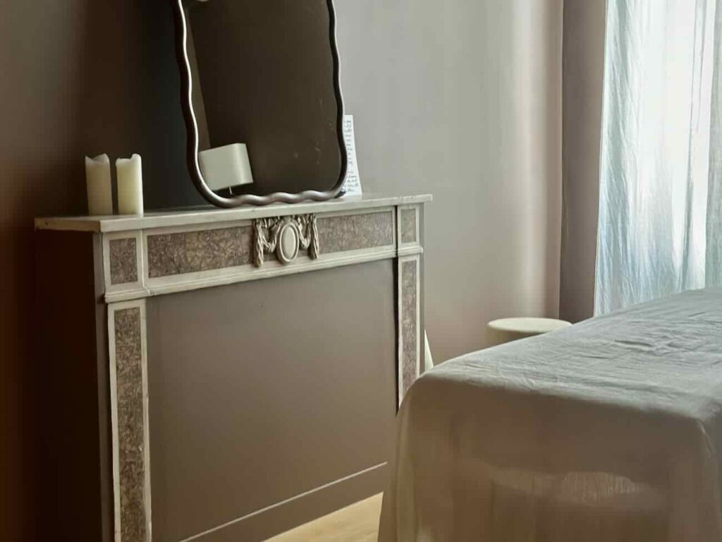 Maison Joà est un espace de co-thérapie qui permet à des thérapeutes (sophrologue, ostéopathe, kinésiologue, réflexologue, naturopathe ou sexologue) d’exercer librement, sans contrainte de lieu ni d’horaire en louant de façon flexible une salle (cocooning)