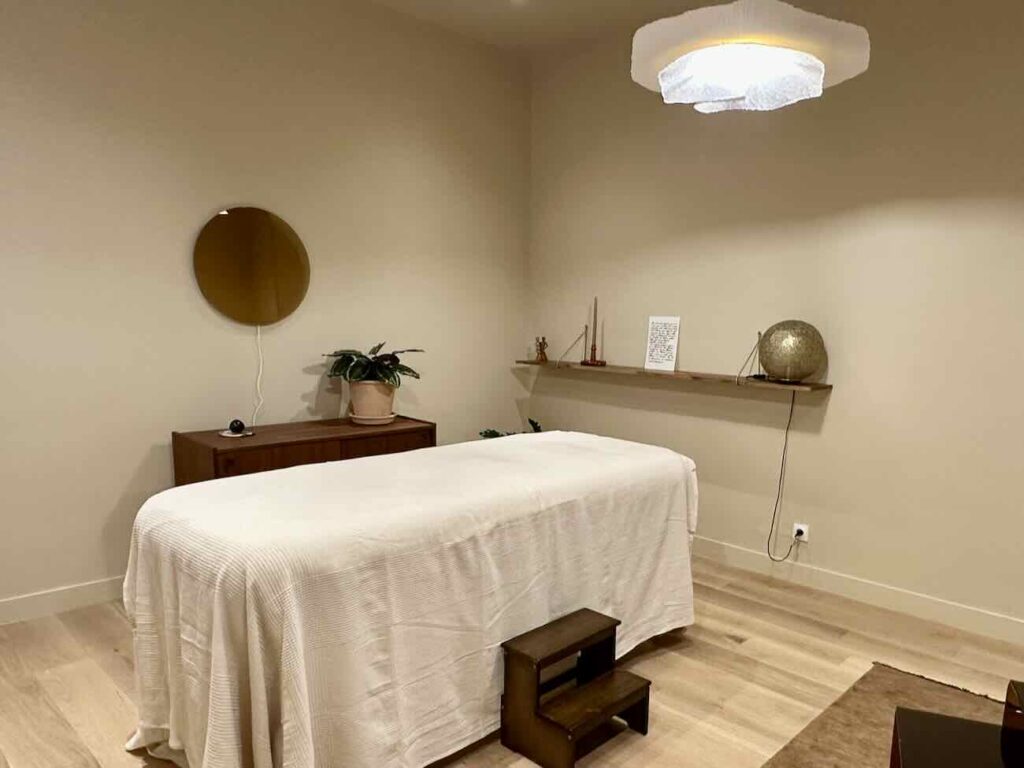 Maison Joà est un espace de co-thérapie qui permet à des thérapeutes (sophrologue, ostéopathe, kinésiologue, réflexologue, naturopathe ou sexologue) d’exercer librement, sans contrainte de lieu ni d’horaire en louant de façon flexible une salle (lit)