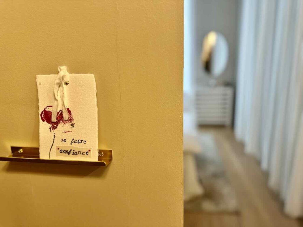 Maison Joà est un espace de co-thérapie qui permet à des thérapeutes (sophrologue, ostéopathe, kinésiologue, réflexologue, naturopathe ou sexologue) d’exercer librement, sans contrainte de lieu ni d’horaire en louant de façon flexible une salle (philosophie)