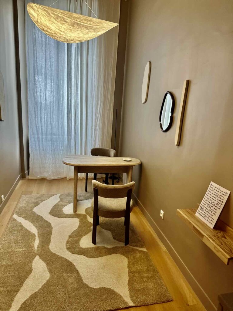 Maison Joà est un espace de co-thérapie qui permet à des thérapeutes (sophrologue, ostéopathe, kinésiologue, réflexologue, naturopathe ou sexologue) d’exercer librement, sans contrainte de lieu ni d’horaire en louant de façon flexible une salle (bureau)