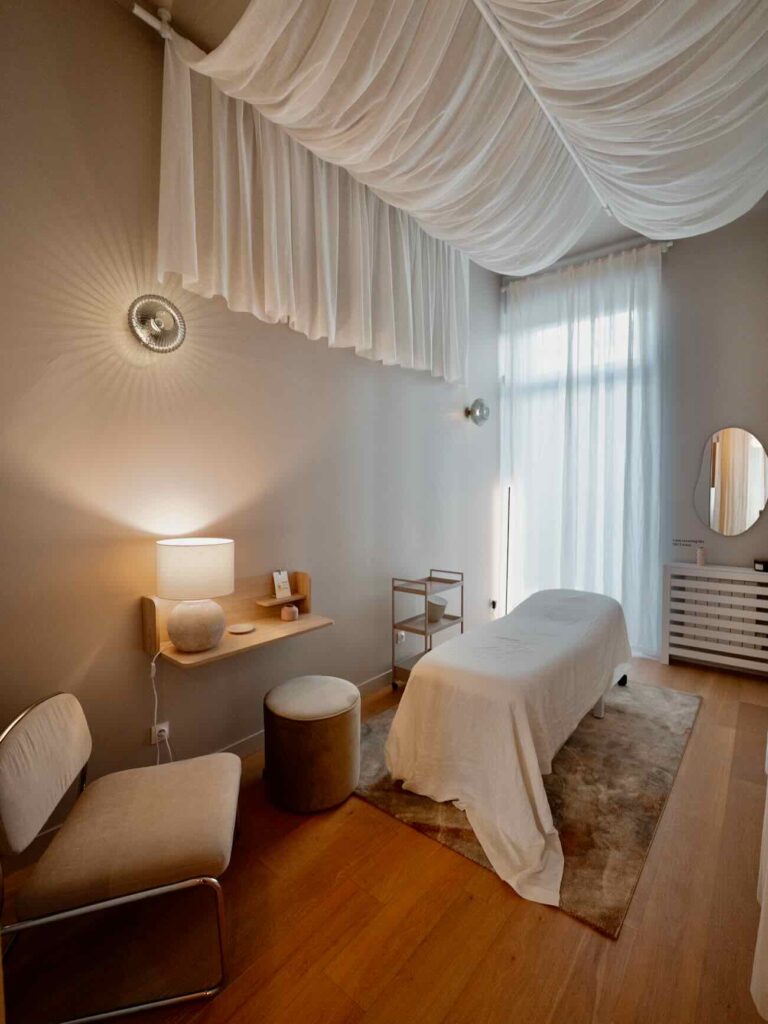 Maison Joà est un espace de co-thérapie qui permet à des thérapeutes (sophrologue, ostéopathe, kinésiologue, réflexologue, naturopathe ou sexologue) d’exercer librement, sans contrainte de lieu ni d’horaire en louant de façon flexible une salle (salle)