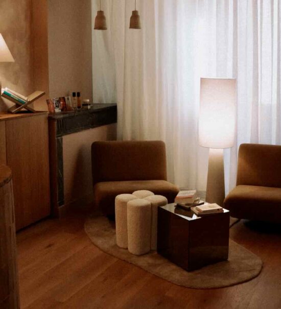 Maison Joà est un espace de co-thérapie qui permet à des thérapeutes  (sophrologue, ostéopathe, kinésiologue, réflexologue, naturopathe ou sexologue) d’exercer librement, sans contrainte de lieu ni d’horaire en louant de façon flexible une salle (salon)