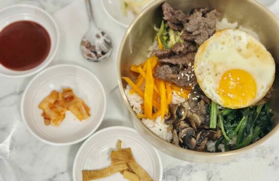 Ma.ma.co est un restaurant coréen situé à côté de l'opéra de Marseille (bibimbap)